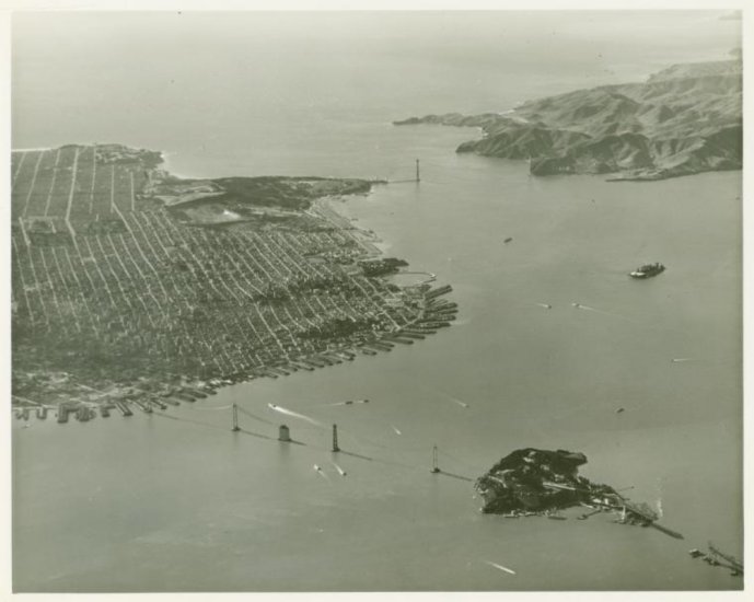 Kalifornia - Aerial view of San Francisco, the Golden Gate Bridge and the San Francisco Oakland Bay Bridge.jpeg